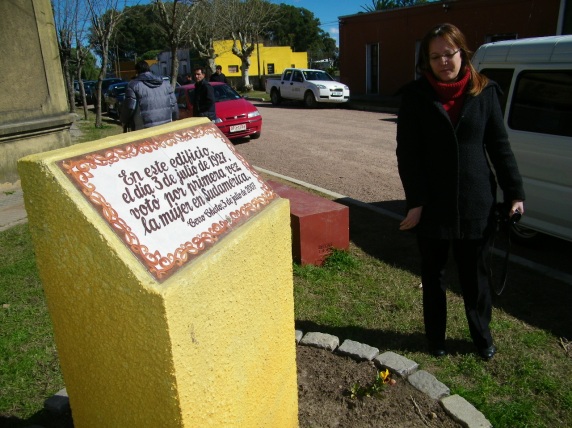 La placa que reza en el lugar el singular hecho que destacó a Uruguay en Latinoamérica.