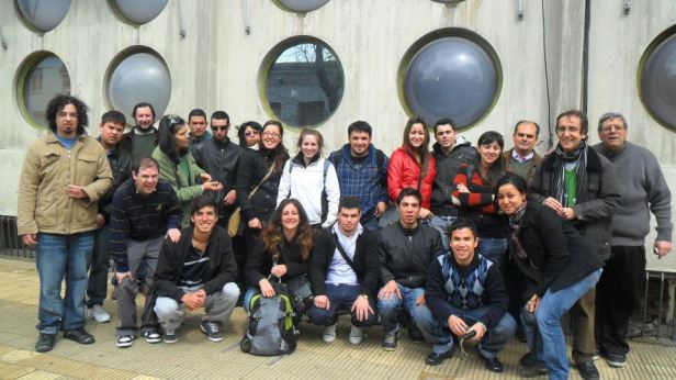 Charquero (Der. bufanda) con un grupo de alumnos en radio Sarandí. Foto: Facebook.